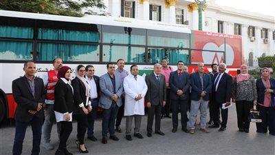 محافظ المنيا يكرم عددا من المتبرعين المنتظمين والمتطوعين بالمركز الإقليمي لنقل الدم