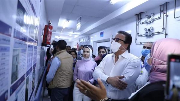 وزير الصحة يزور مستشفى