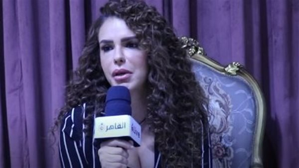 الفنانة دنيا عبد