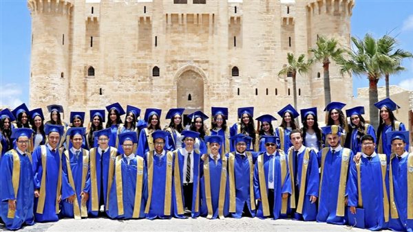 طلاب يزورون قلعة