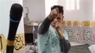 شاب يرقص على أغاني مهرجانات داخل مسجد.. والأمن يحدد هويته| فيديو 