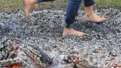 مسابقة سير على النار تؤدي إلى حرق 25 شخصًا في سويسرا