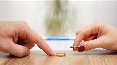 ربة منزل تقيم دعوى طلاق ضد زوجها بسوهاج: شكاك وبيحلفني على المصحف