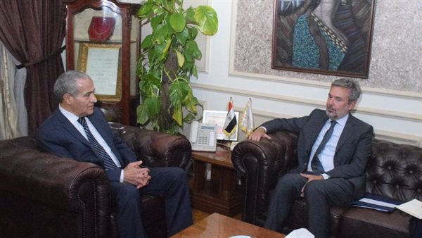 وزير التموين والسفير