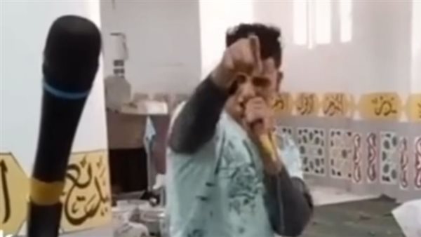 شاب يرقص في المسجد