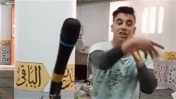 رقص شاب داخل مسجد