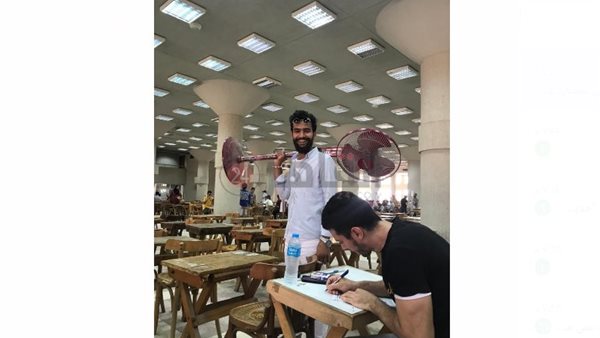 طالب يصطحب مروحة