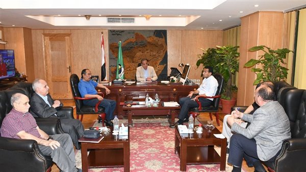 محافظ الفيوم يناقش