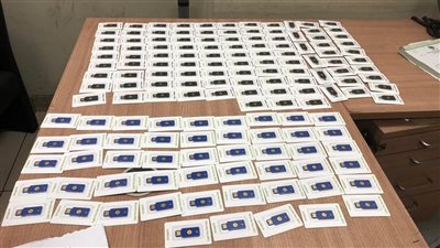 ضبط راكبين بمطار القاهرة الدولي بحوزتهما أسلحة بيضاء ومستلزمات حاسبات إلكترونية