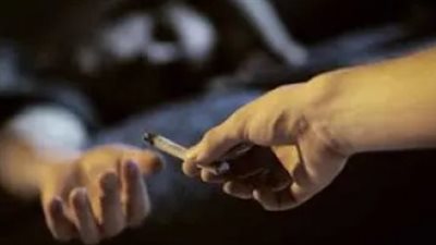 طمعًا في ممتلكاتها بسبب المخدرات.. سلمى قتلت والدتها بالاشتراك مع عشيقها وقماشة ملوثة كشفت الجريمة