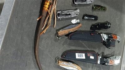 ضبط راكب بحوزته خناجر ومطاوي محظور حيازتها في مطار القاهرة