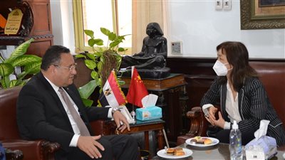 رئيس جامعة الإسكندرية يبحث التعاون المشترك مع القنصل الصيني