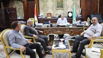 محافظ المنيا يناقش عددًا من القضايا الخدمية ويؤكد التعاون المشترك لصالح المواطنين