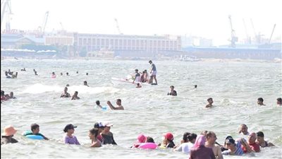 البدالات المائية.. شاطئ بورفؤاد يشهد إقبالًا كبيرًا من المصطافين | صور