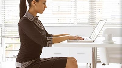 الجلوس لأكثر من 8 ساعات يصيب بنوبات قلبية|دراسة 