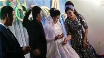 بسبب لعبة.. عريس يضرب العروس أمام المدعوين في حفل زفافهما | فيديوجراف