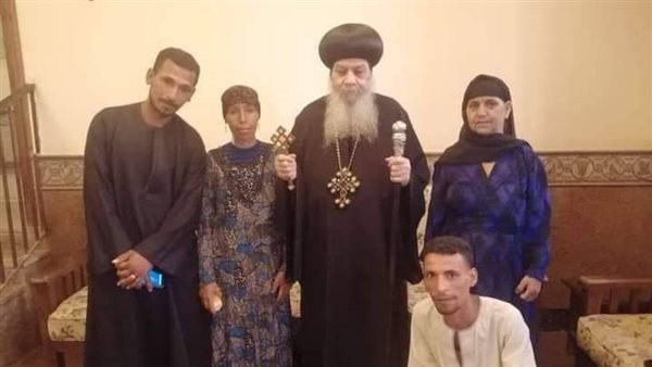 أسرة السيدة داخل