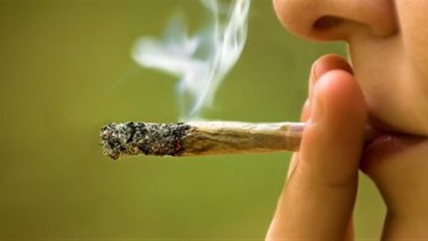 سيدة تتعاطى المخدرات