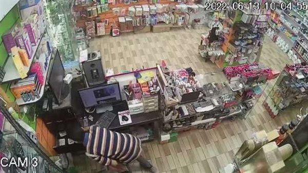 طفل يسرق 5 آلاف جنيه