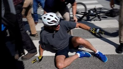 لحظة سقوط الرئيس الأمريكي من أعلى دراجته الهوائية │ صور وفيديو