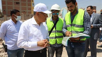 محافظ المنيا يتفقد عددًا من مشروعات الطرق بمركزي مطاي وبنى مزار