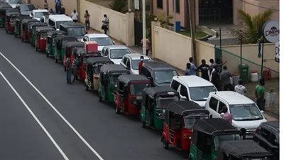 بسبب أزمة الوقود.. الجيش السريلانكي يطلق النار على المواطنين المصطفين أمام محطات البنزين