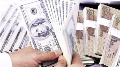 دراسة تكشف عن أثر تحرير سعر صرف العملة المصرية على بعض مؤشرات الاقتصاد