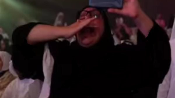 فرحة الأم بتخرج ابنتها