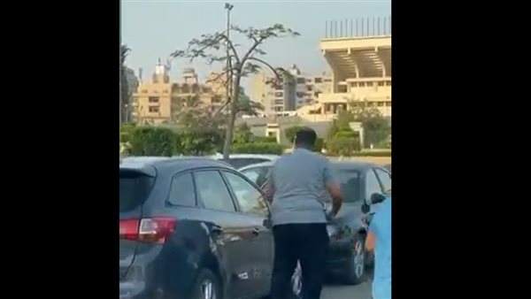 شخص يحطم سيارة في