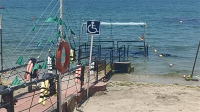 للسباحة الآمنة دون مرافق.. بدء تجهيز شاطئ للمكفوفين لاستقبال المصطافين منهم في الإسكندرية 