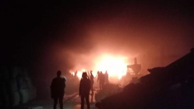 الدفع بسيارات الحماية المدنية بالمنوفية للسيطرة على حريق هائل بمصنع بويات بالسادات 