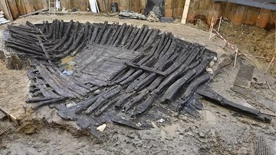 علماء آثار يرممون سفينة فرنسية عمرها 1300 عام |صور 