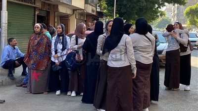 ممنوع الدخول بالشنط.. بدء دخول طالبات الثانوية العامة لجنة المنيرة الإعدادية