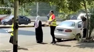 لافتة إنسانية.. توزيع مياه وعصير على طلاب الثانوية العامة قبل دخول الامتحانات بمدرسة السعيدية| فيديو 