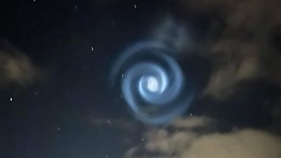 المركبة الفضائية لـ أيلون ماسك تتسبب في ظهور الحلزون الأزرق بسماء نيوزيلندا