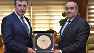 وزير الطيران يستقبل وزير التكنولوجيا والصناعة المجري لبحث تعزيز العلاقات بين البلدين 