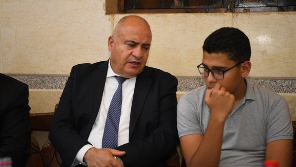 محافظ قنا يقدم واجب