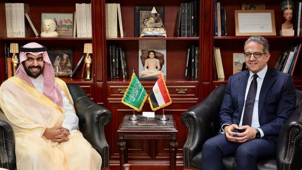 وزير السياحة يلتقي