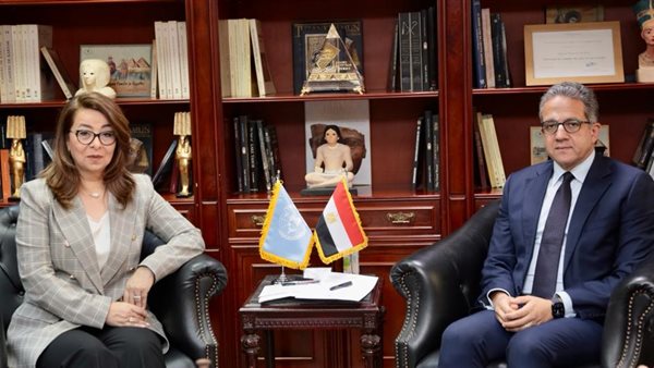  وزير السياحة والآثار