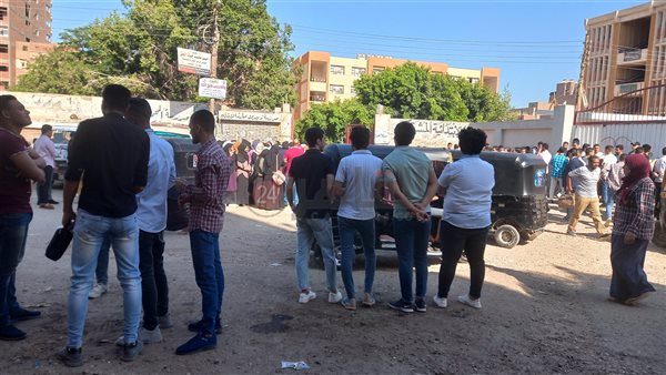 توافد طلاب الثانوية