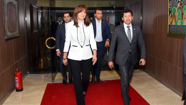 وزيرة الهجرة مع وزير