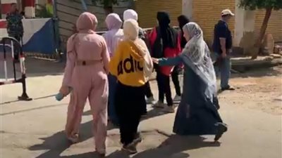 طلاب الثانوية العامة يتوافدون على اللجان لأداء امتحاني الاقتصاد والإحصاء بالقليوبية
