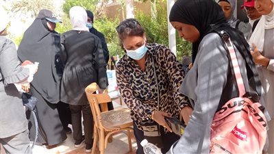 طلاب الثانوية العامة يؤدون امتحانهم في مادة الاقتصاد بأسوان 