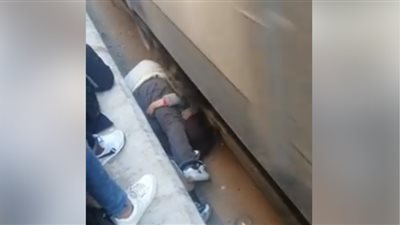 أحدهم احتضن ابنته أسفل عجلات القطار.. آباء عرّضوا حياتهم للموت لحماية أبنائهم