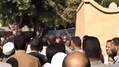المئات يشيعون جثمان رئيس لجنة ثانوية أزهرية ضحية حادث تصادم على الطريق الإقليمي بالمنوفية | بث مباشر
