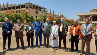 رئيس جامعة بنها يدشن المرحلة الثانية من مبادرة هنجملها لزراعة الأشجار المثمرة بكليتي التربية والحقوق