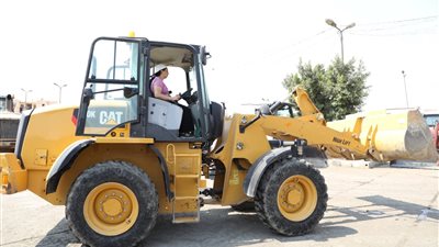 طالبة بأحدى المعاهد الفنية تقود لودر خلال الدورة التدريبية المنعقدة بنظافة القاهرة 