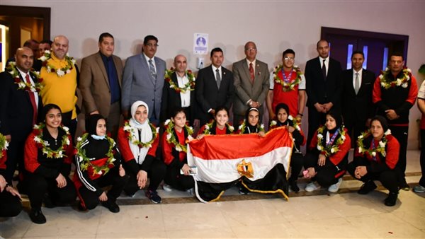 وزير الرياضة مع لاعبي