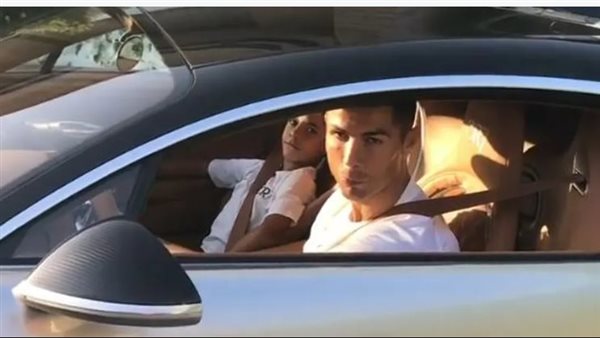  رونالدو في سيارة