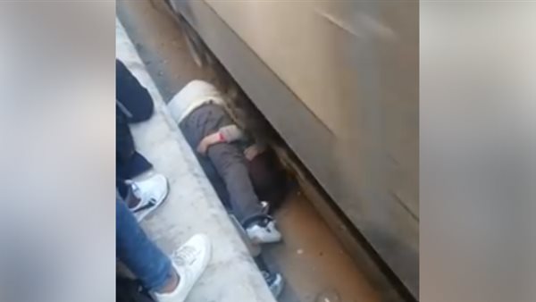 أب يحتضن ابنته أسفل